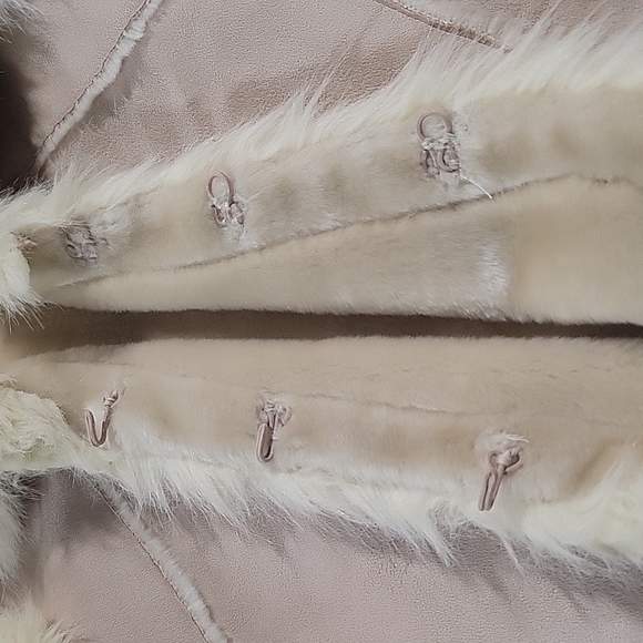 EUC - Carina Bone Suede Vest with Cream Fur Accents, Size L - Picture 10 of 13